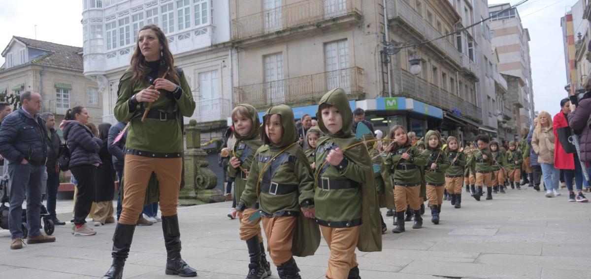 Al mal tiempo, nueva fecha: los colegios celebran sus desfiles aplazados | ROI CRUZ