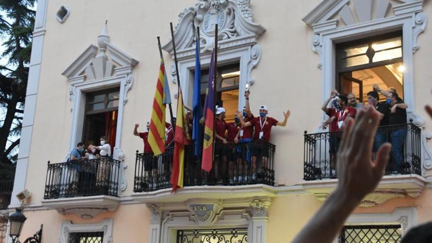 Los jugadores celebran el histórico ascenso en el balcón del ayuntamiento. | LEVANTE-EMV