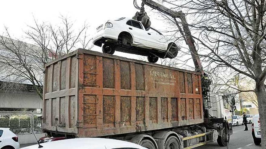 Retirada de coches abandonados en Can Valero el pasado mes de enero, a cargo de la empresa de desguace.