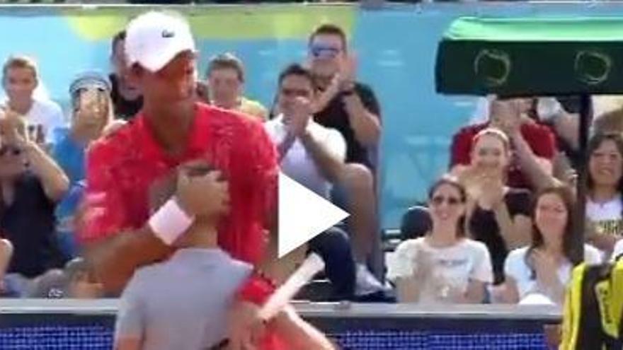 Un niño reta a Djokovic y le gana un gran punto