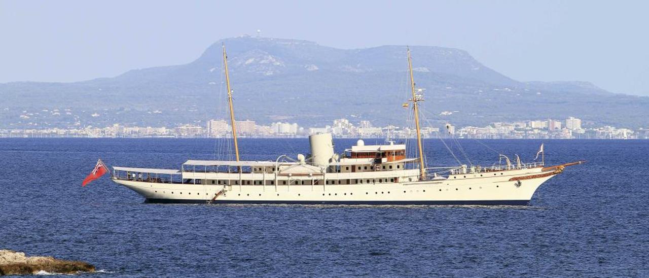 El Nahlin fondeado en la Bahía de Palma.