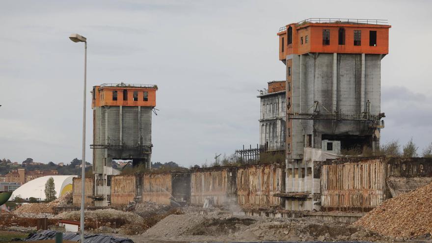 Así fue  el derribo de las torres de carbón 1 y 2 de las antiguas Baterías de Avilés