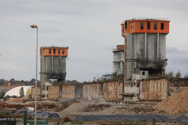 Así fue  el derribo de las torres de carbón 1 y 2 de las antiguas Baterías de Avilés