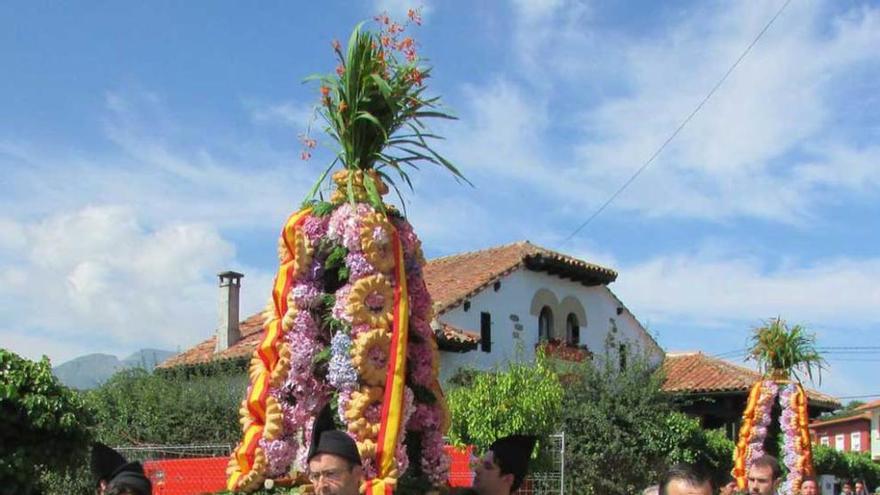 Sobre estas líneas, uno de los tres ramos que los celorianos ofrecieron ayer a la Virgen del Carmen. Abajo, la imagen de la Virgen a la salida de la iglesia.