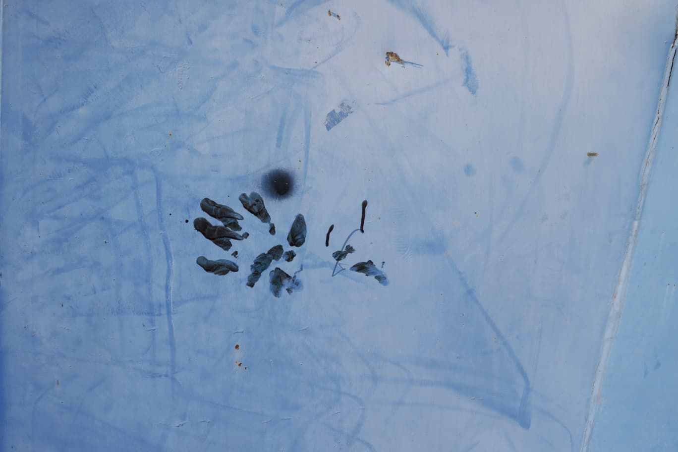 Pega un martillazo a su compañero de trabajo y se corta el cuello en un parking de un súper de Sant Joan