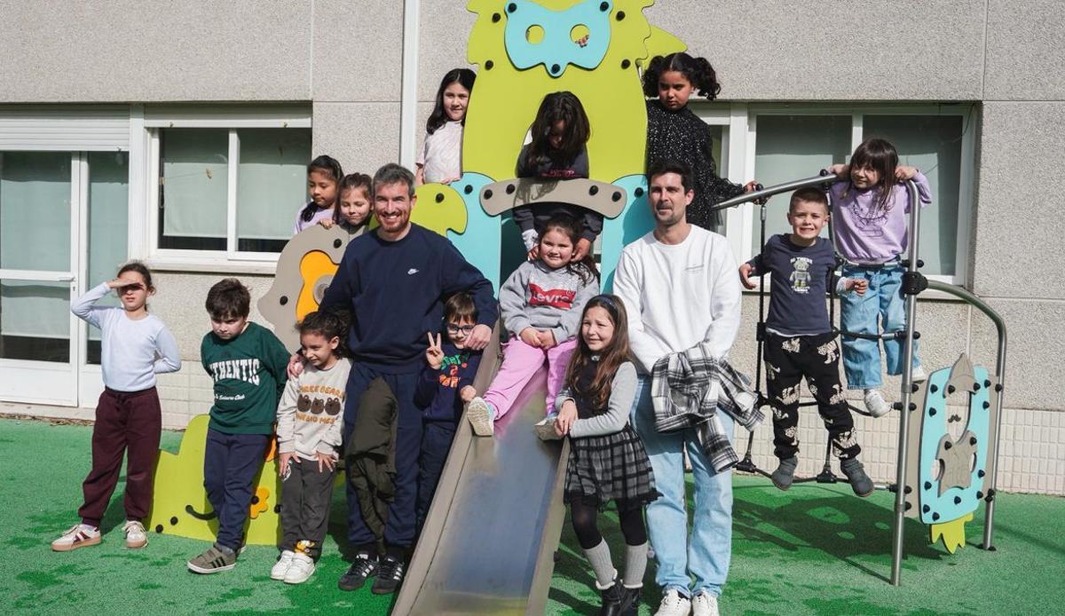 Rubén Domínguez y Adrián Abalo, con los alumnos del CEP Marcos Portela | FDV