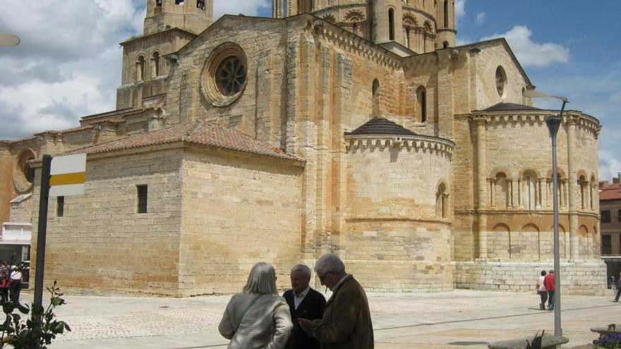 Turistas en el entorno de la Colegiata de Toro