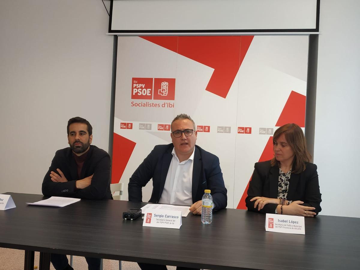 El portavoz socialista de Ibi, Sergio Carrasco, entre Isabel López y José Muñoz, este jueves.
