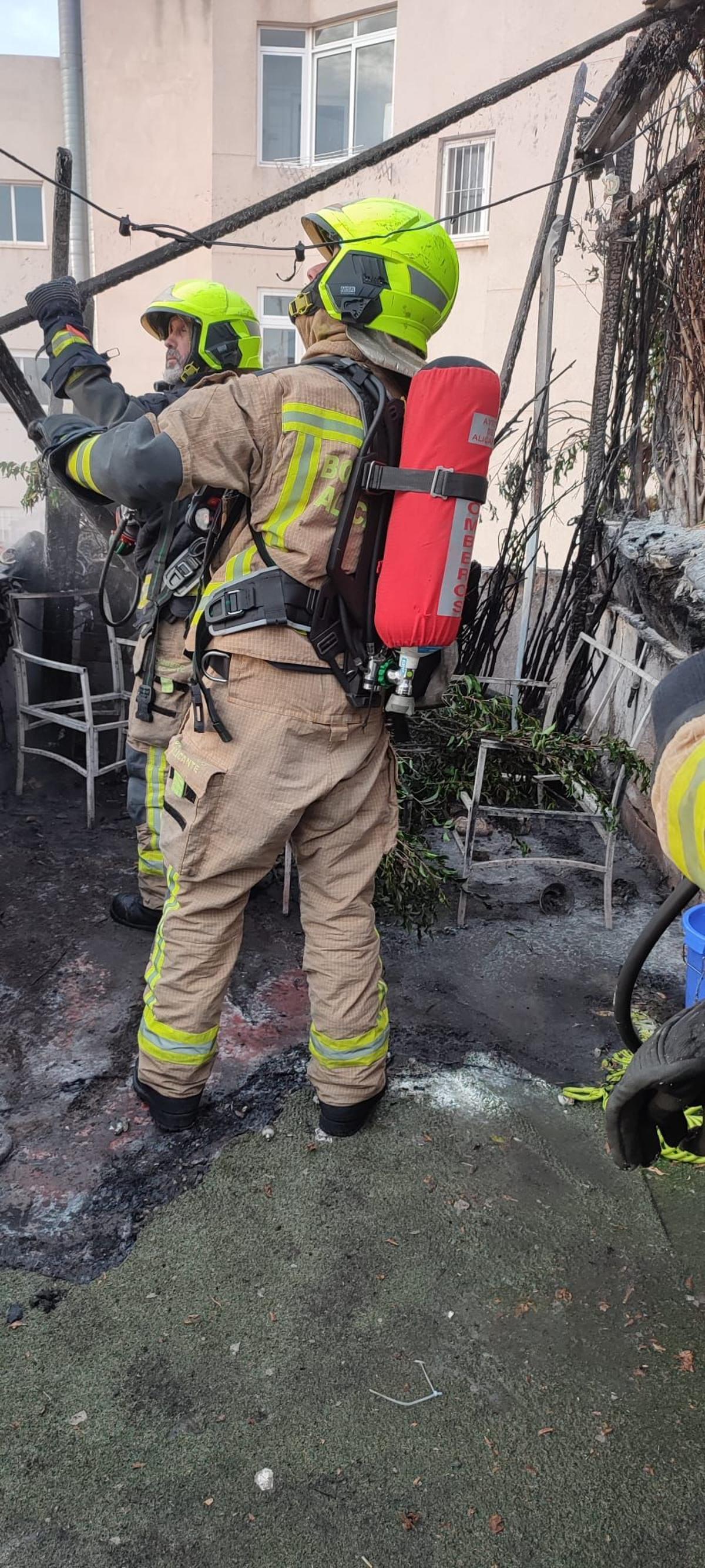 Bomberos en el ático incendiado este jueves por la mañana.