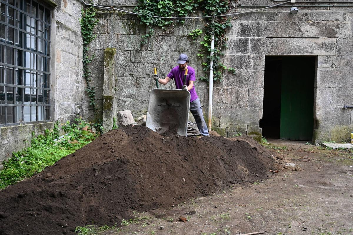 PONTEVEDRA.El vicepresidente de la Diputación Provincial Rafa Domínguez visita las obras de comienzo de las excavaciones arqueológicas en el convento de Santa Clara