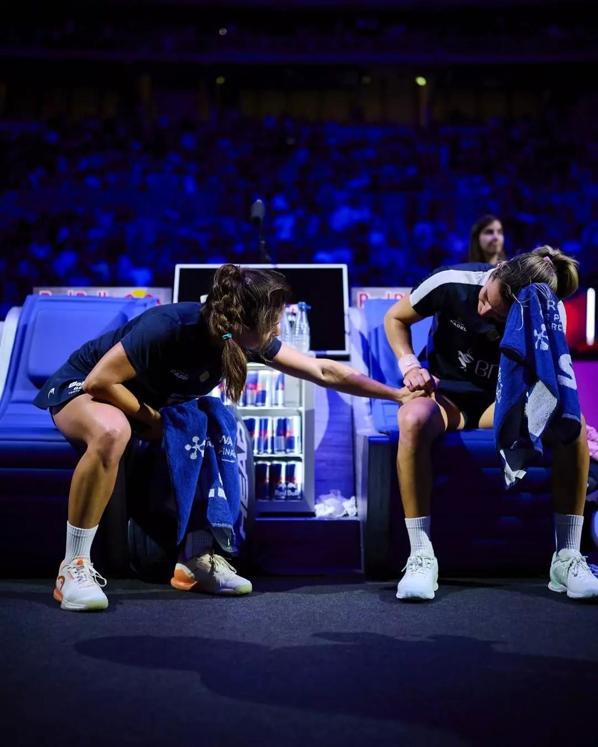 Paula consolando a Ari tras su último partido juntas.