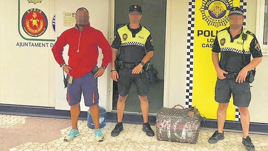 Hallan un fardo de droga en el agua en una playa de Castelló