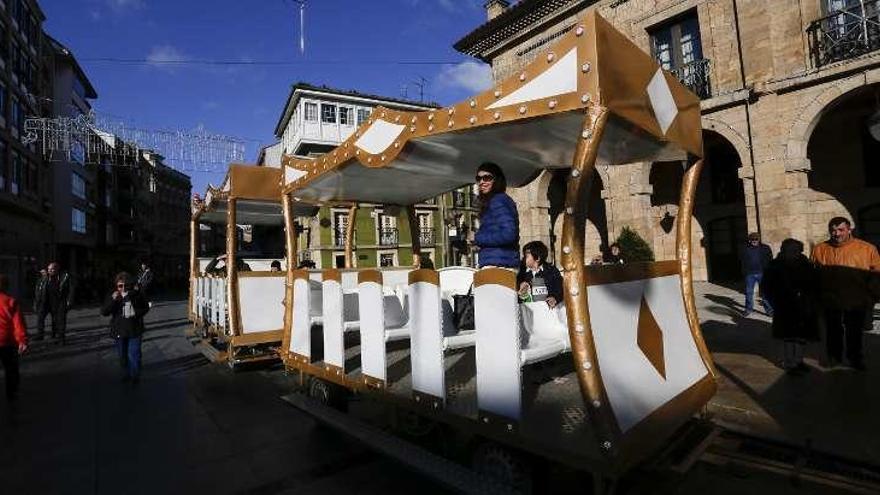 El tren turístico que pasea estos días por la ciudad.