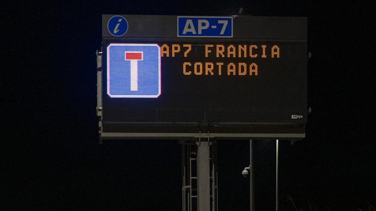 La autopista AP-7 cortada a la altura de La Jonquera por la protesta de los agricultores franceses.