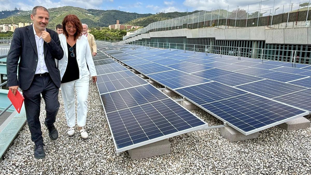 Laia Bonet y Xavier Flores, este martes, en la cochera de Horta de TMB, rodeados de placas solares