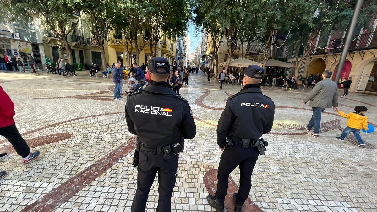 Dos agentes del Cuerpo Nacional de Policía, de servicio en la Plaça de Baix