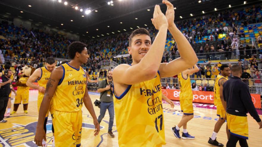 Fabio Santana aplaude a la grada tras el triunfo del Granca ante el Bilbao Basket.