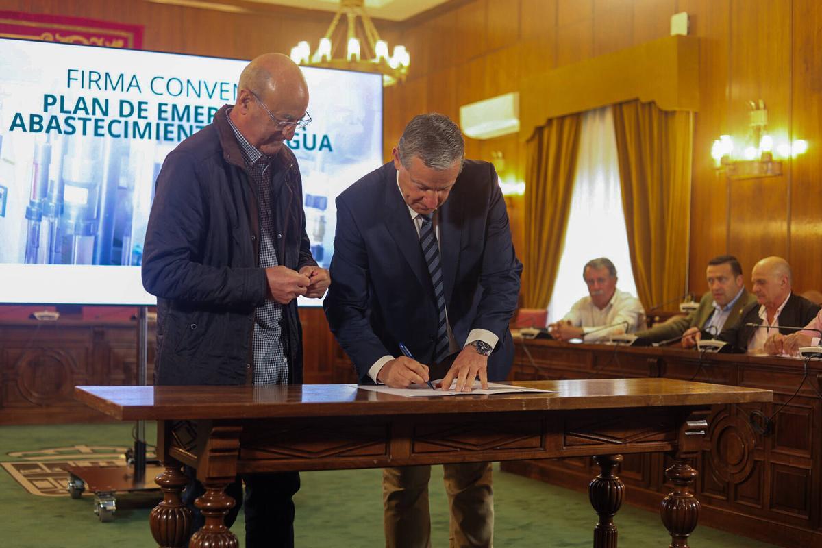Zamora. acto de firma de los convenios del Plan de Emergencia con distintos ayuntamientos en los que se ejecutarán actuaciones en los sistemas de abastecimiento o en la red de saneamiento.