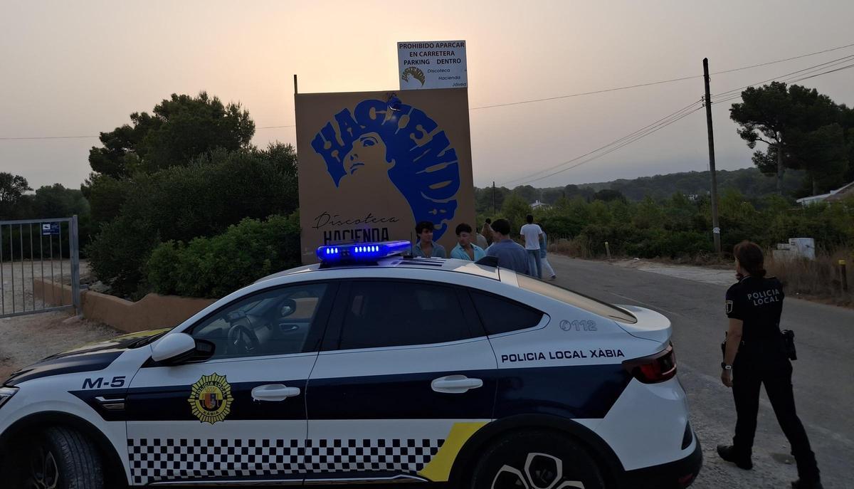Una patrulla de la Policía Local, esta mañana, en el acceso a la discoteca