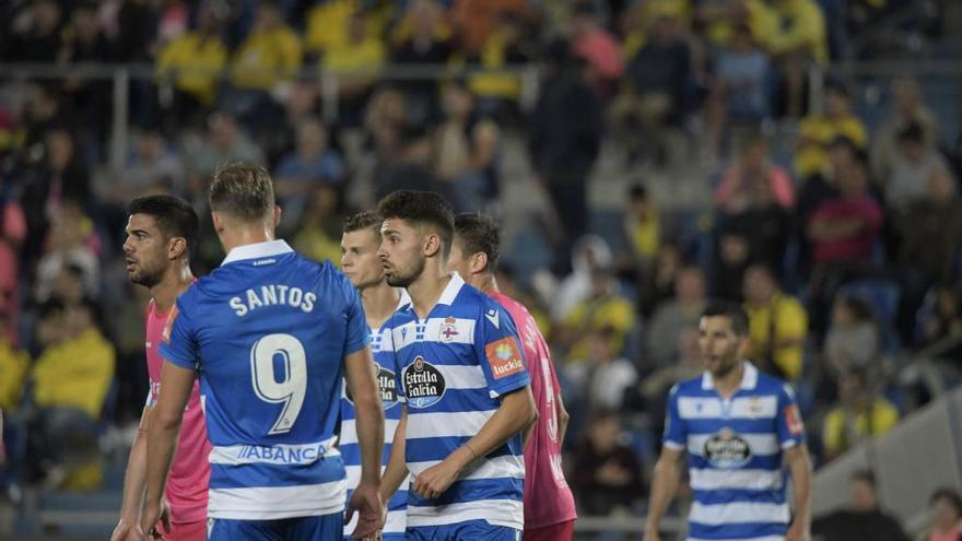 Christian Santos, de espaldas, y Peru Nolaskoain, en el partido del domingo en Las Palmas. | LOF