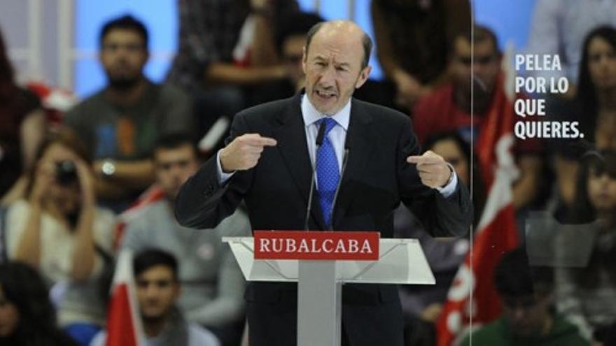 Rubalcaba denuncia la "ley del silencio" de Rajoy