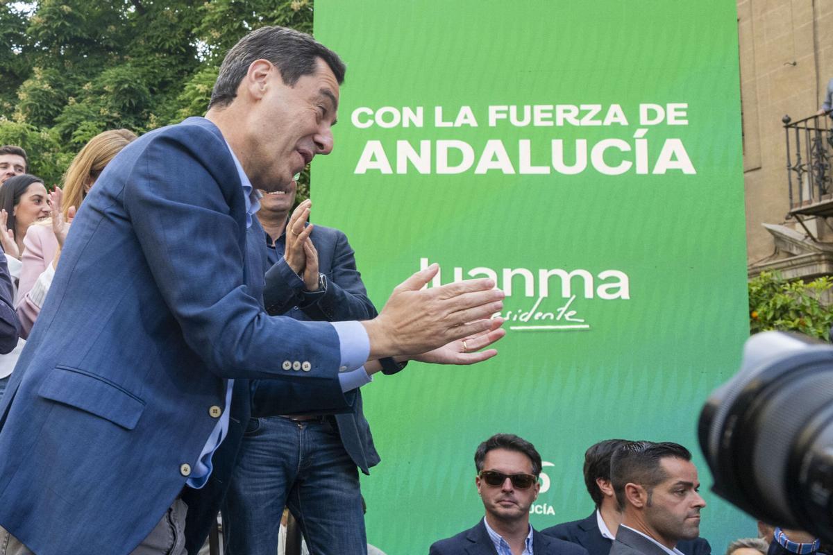 El candidato del PP, Juanma Moreno, interviene durante un acto de la campaña celebrado en Granada.