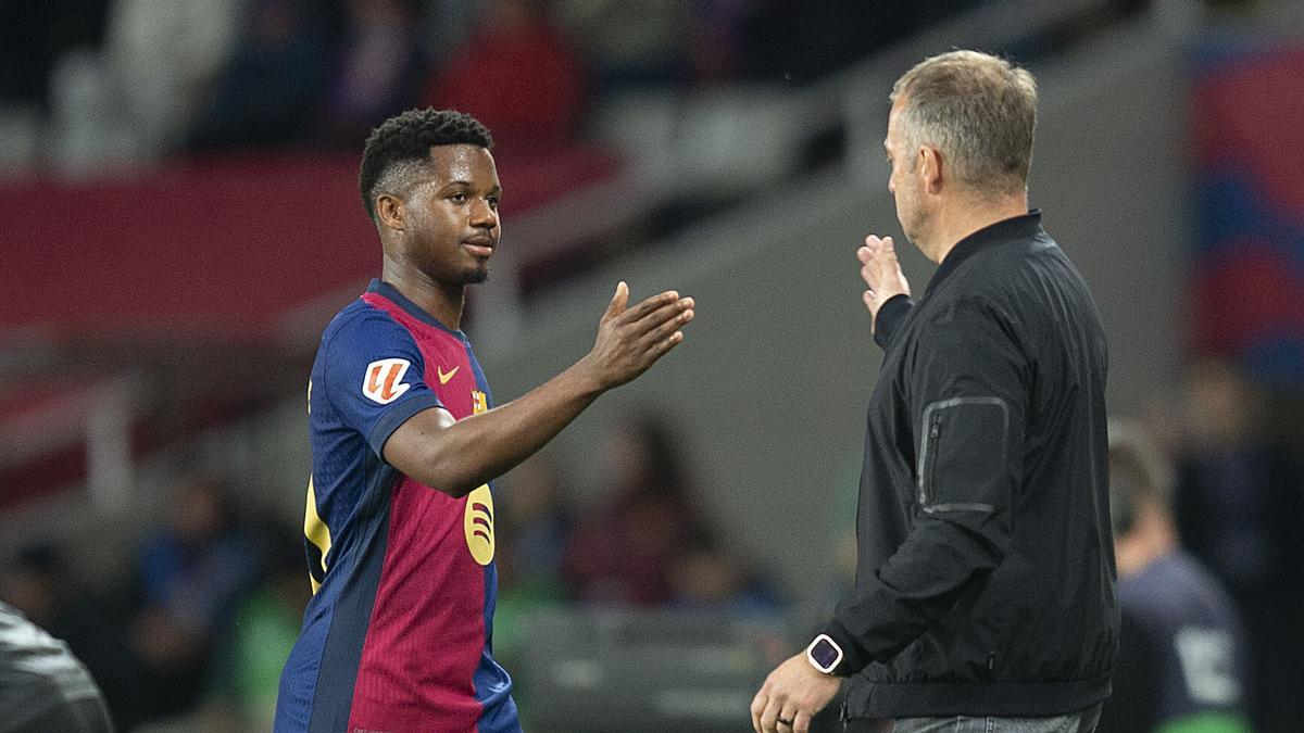 Hansi Flick saluda a Ansu Fati en uno de sus últimos partidos con el Barça.