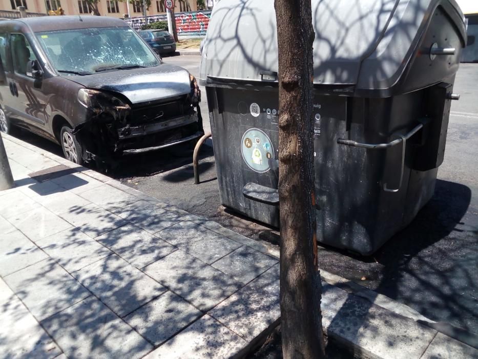 Queman seis contenedores de basura y un coche en la calle Jacint Verdaguer