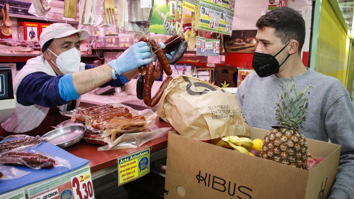 Personal de Kibus recoge un pedido en un puesto del Fontán