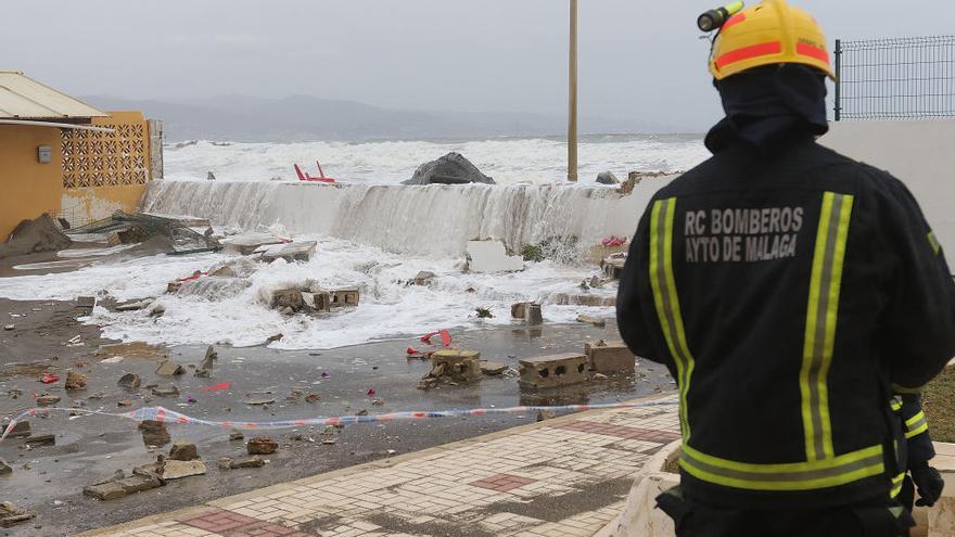 Un bombero trabajando durante el temporal del pasado mes de abril.