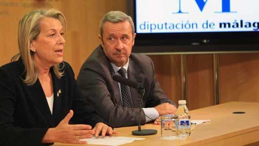 La vicepresidenta de la Diputación, Francisca Caracuel, y el gerente del Patronato de Recaudación, Luis Díaz.