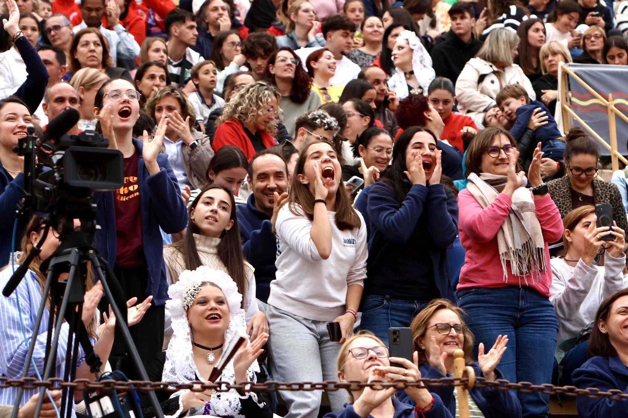 Las candidatas a Bellea del Foc 2025 ensayan con el traje de novia alicantina en la plaza de toros de Alicante