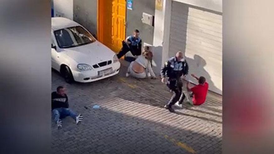 Dos agentes de la policía local de Arrecife golpean a dos personas que grababan una detención