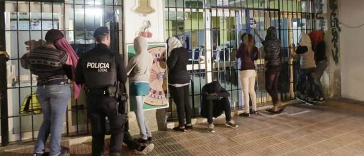 Imagen de una redada contra la prostitución en Magaluf.