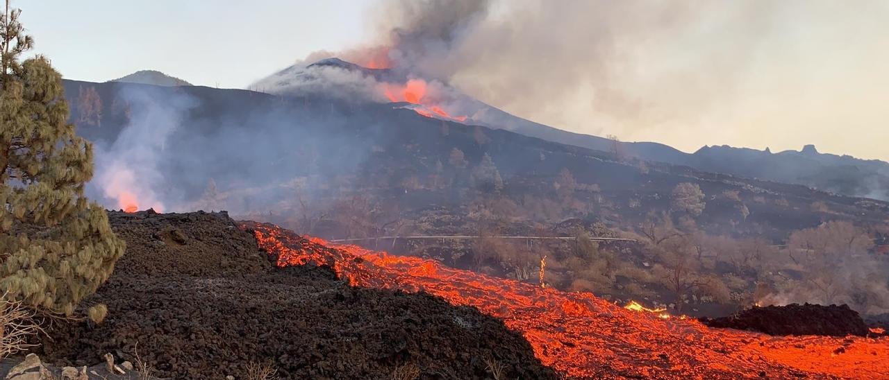 El flujo de lava continúa sobre la colada primigenia rellenando los huecos que se salvaron con las primeras lavas