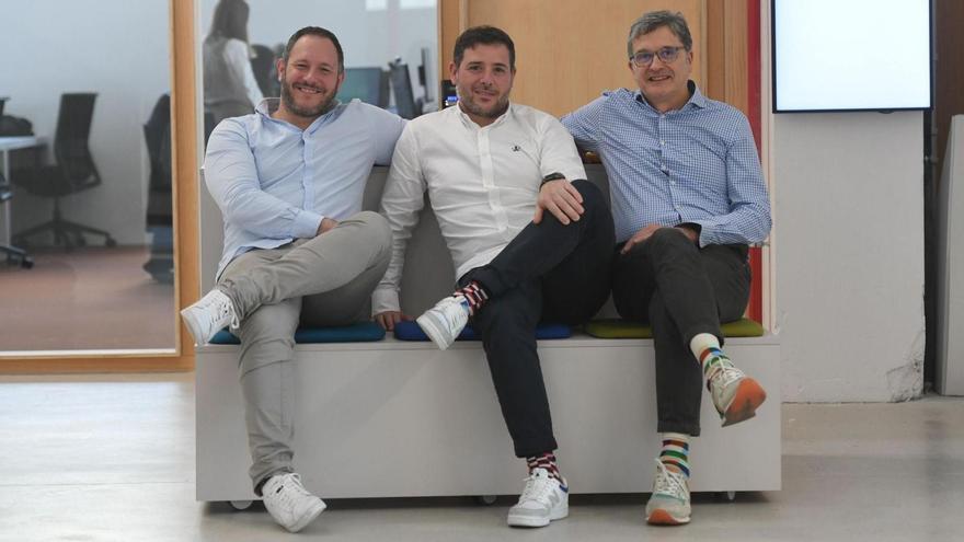 Los tres fundadores de Kelea, Óscar Naveiras, Santiago Vidal y José Antonio Ortega, en sus oficinas de la Ciudad de las TIC.