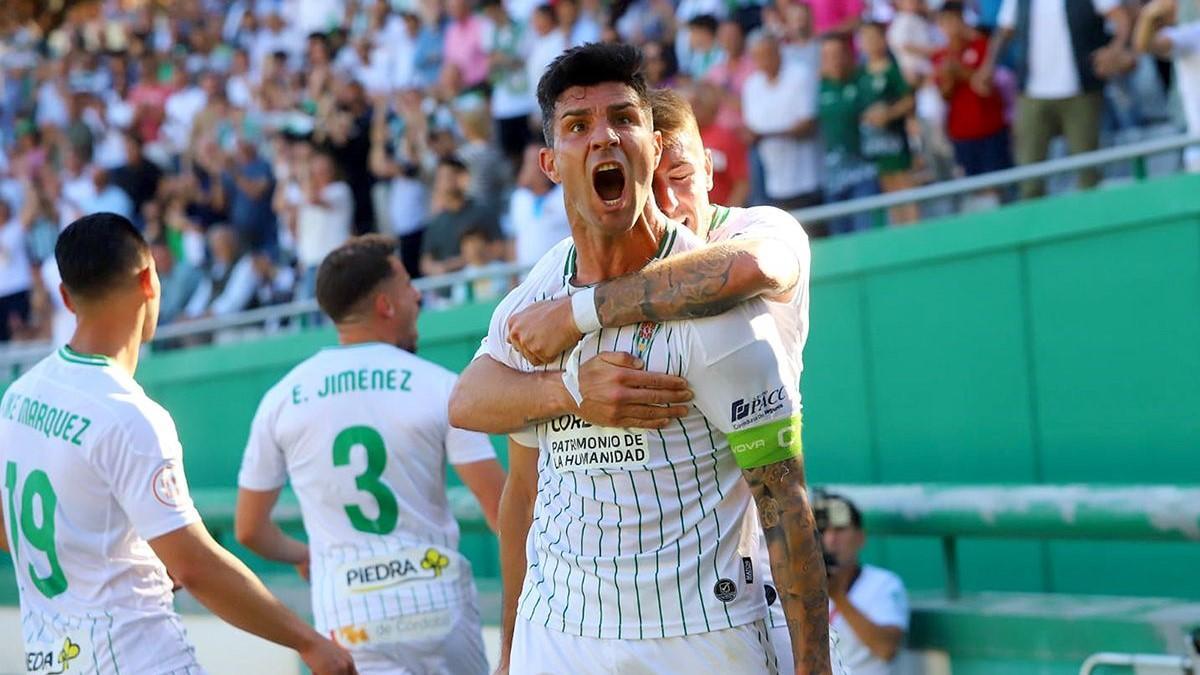 Willy Ledesma celebra un gol junto a Antonio Casas esta temporada.