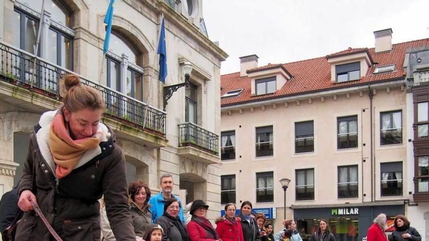 Protesta animalista en Pola de Siero