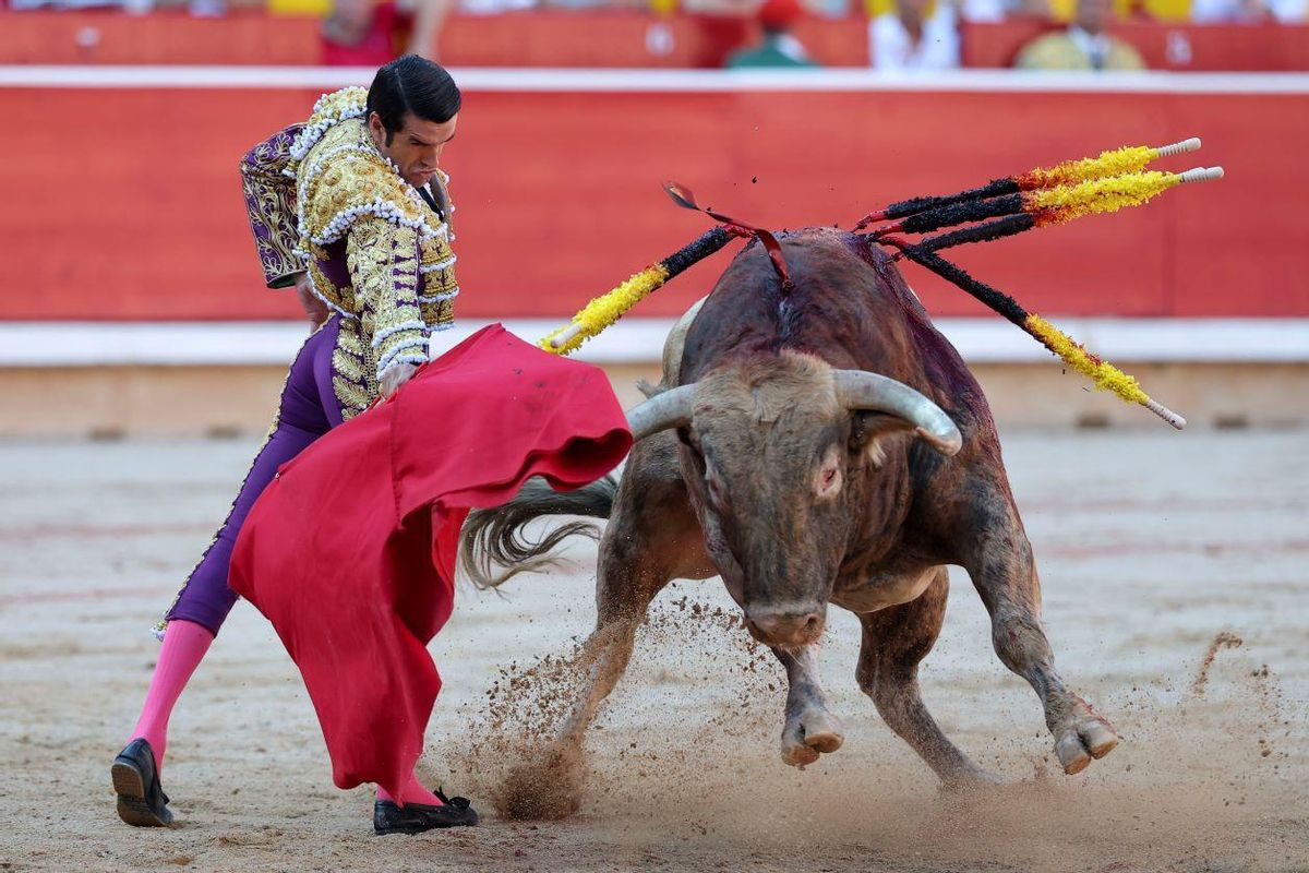 Emilio de Justo da un pase a su oponente, al que cortó una oreja