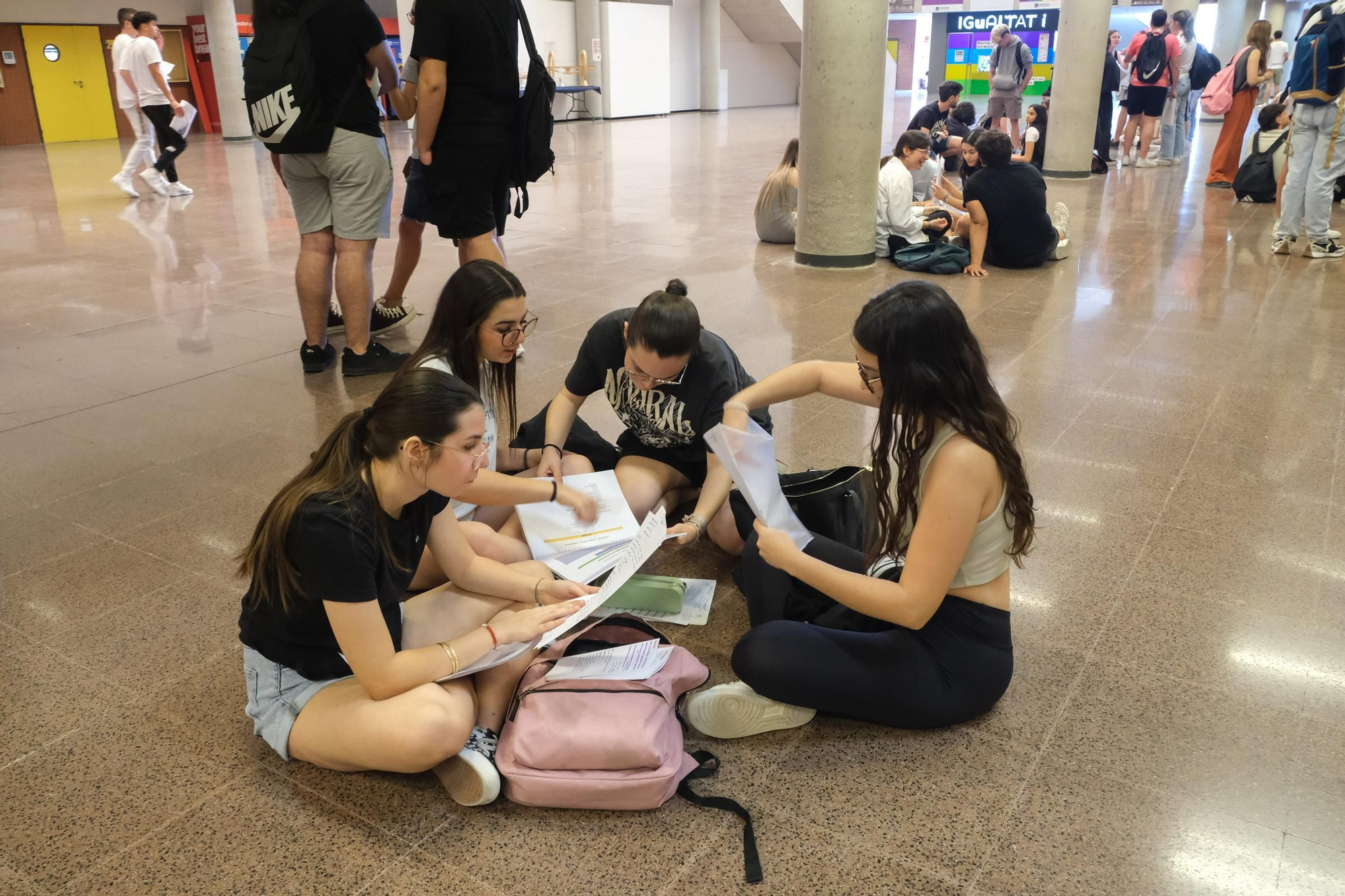 Muchos nervios en el primer día de exámenes de la PAU en Elche