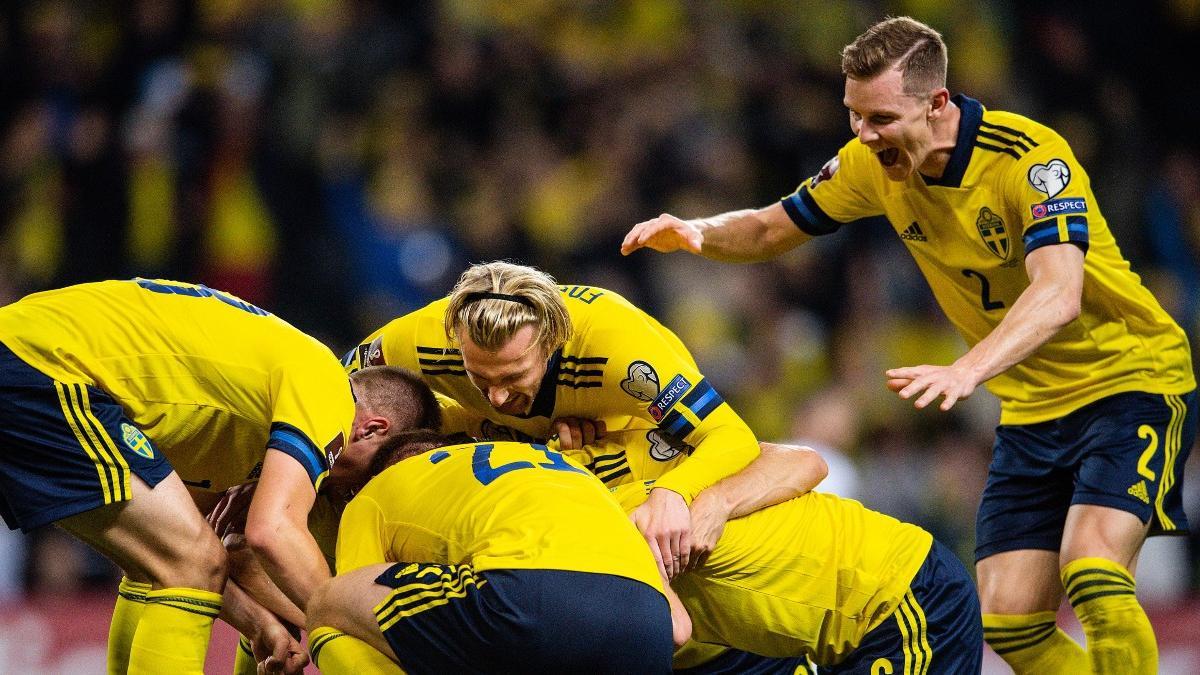 Los suecos celebran el tanto de Isak contra Kosovo