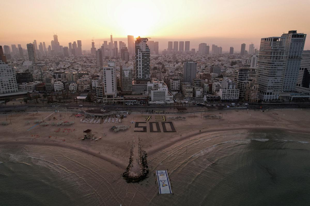Familias de los rehenes israelís en la Franja de Gaza se concentran en Tel Aviv para exigir su liberación