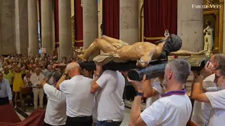 Emotivo y complejo descendimiento del Cristo de la Victoria