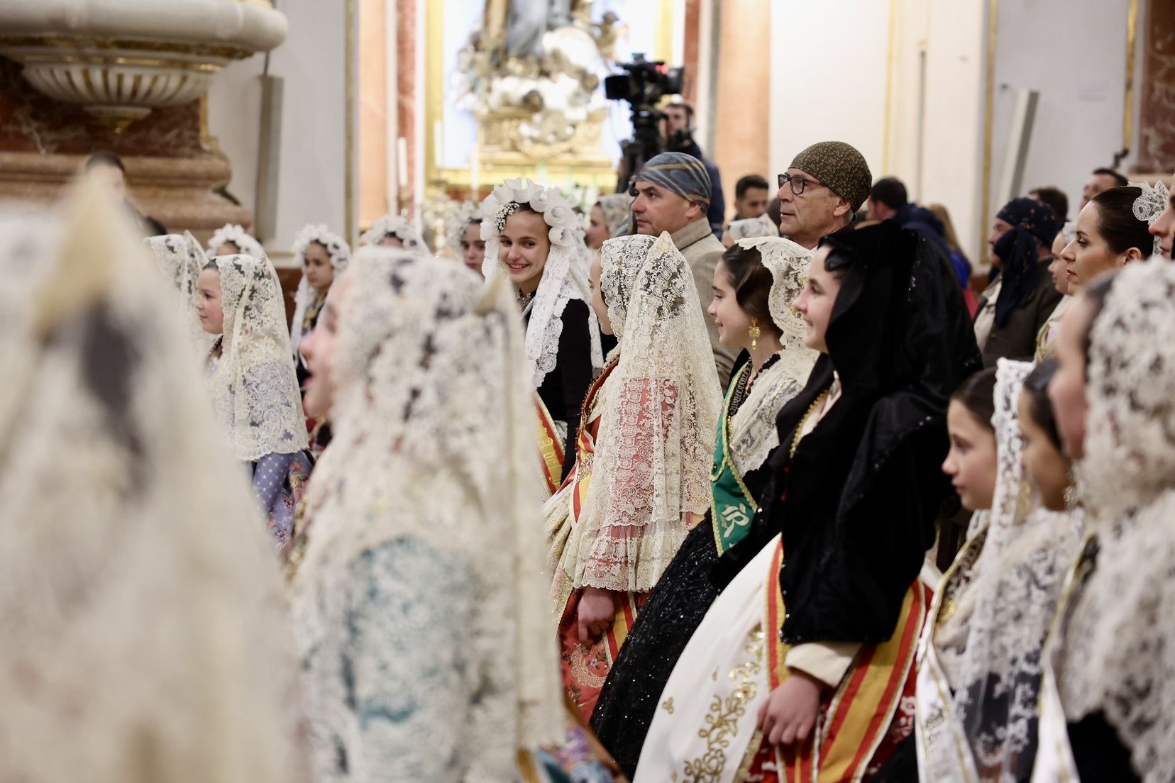 La fallera mayor infantil de València, ante la Virgen