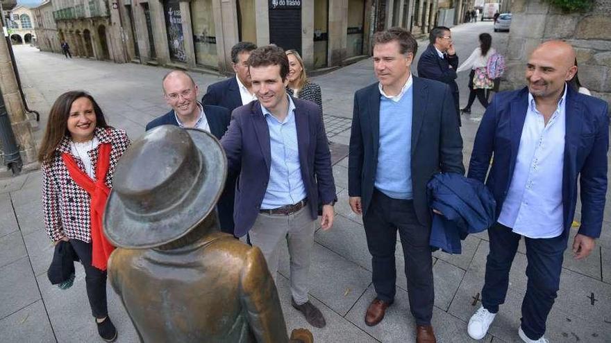 Pablo Casado, con dirigentes locales del PP, en la escultura de Valle Inclán, en Méndez Núñez. // G. Santos