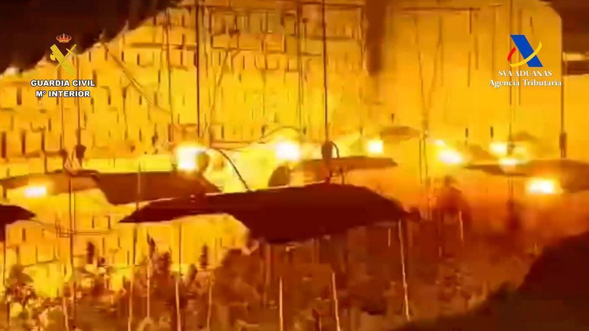 Vídeo | Guardia Civil y Agencia Tributaria desmantelan un punto de venta de drogas en Alcolea del Río