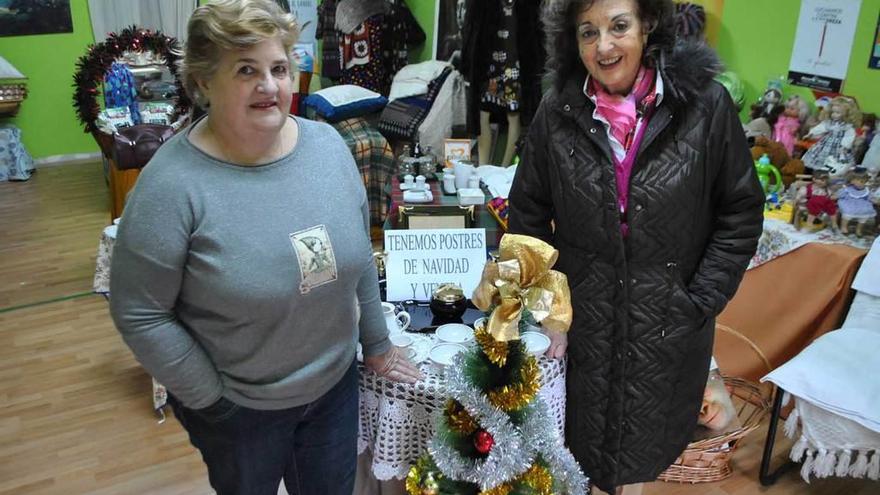 Cecilia Rodríguez y María Luisa Villanueva, en el rastrillo de Manos Unidas de Navia.