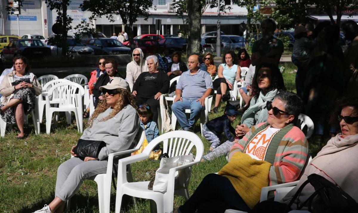 Algunas de las personas participantes en la ‘xornada’, en el arbolado de A Xunqueira.   | // S.Á.