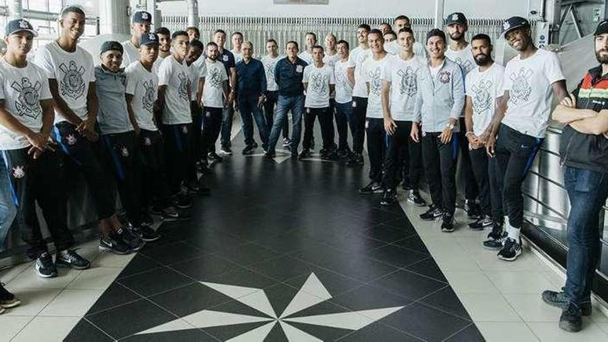 Jugadores y directivos del Corinthians, ayer en las instalaciones de Estrella Galicia.