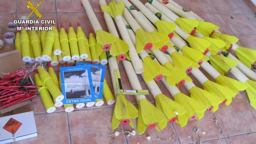 Una vecina de Alhama encuentra 26 cohetes antigranizo en un almacén